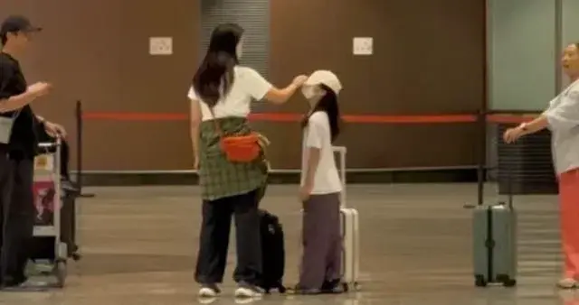 汤唯一家四口被偶遇，女儿长发飘飘好女神，金泰勇看妻女眼神宠溺