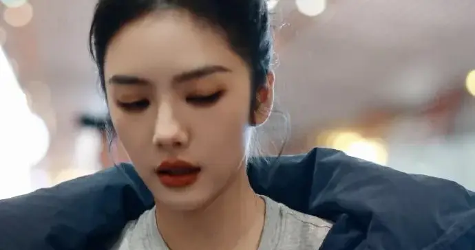 蔡文静机场私服真会穿！廓型羽绒服+毛衣+牛仔裤，时髦又洋气