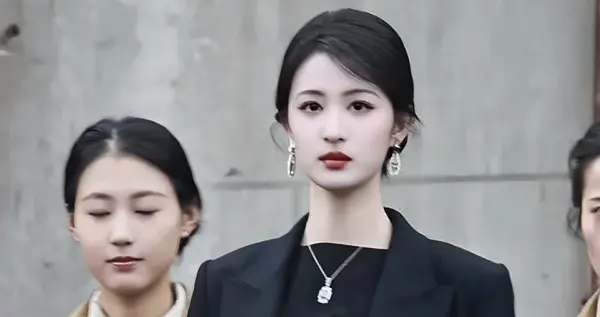 王楚然好漂亮！穿黑色大衣低丸子头大大方方的美，真老天爷赏饭吃