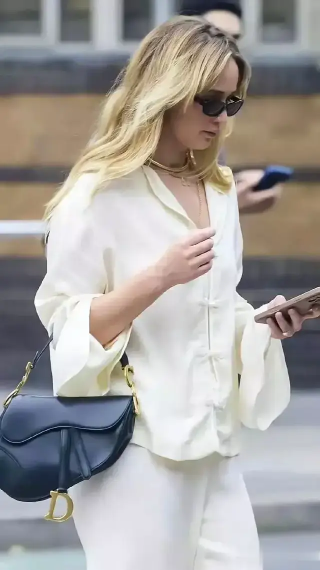 詹妮弗·劳伦斯出街 慵懒随性又飒气