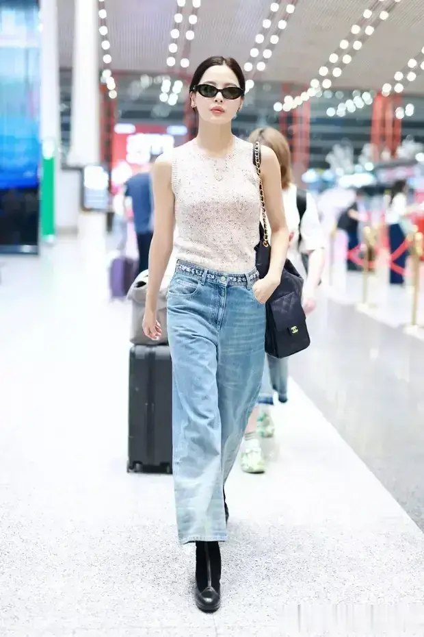 辛芷蕾机场出发巴黎秀场 穿针织衫配牛仔裤松弛时髦