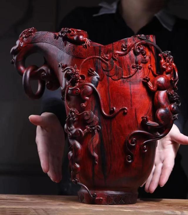 小叶紫檀|小叶紫檀整木掏挖雕刻而成的艺术品——九龙聚财.杯