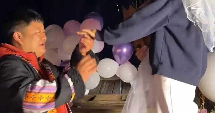 恭喜！网红石榴哥官宣恋情，浪漫求婚女徒弟小桃子，女方激动落泪