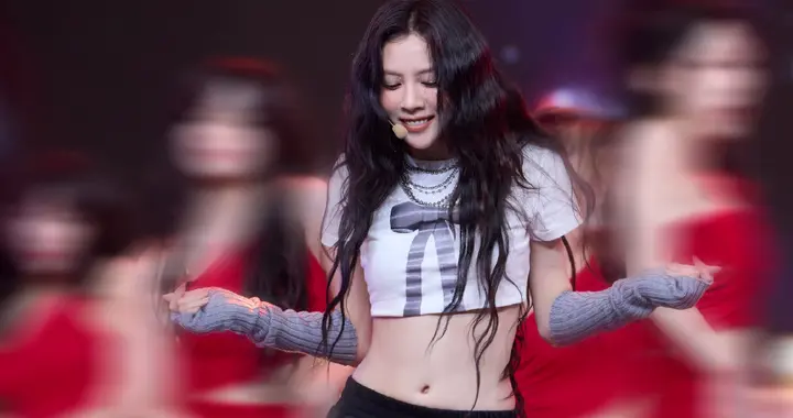 宋妍霏舞台露脐装穿搭，杀疯了，太美了