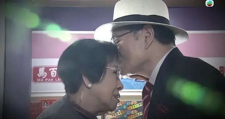82岁刘丹与87岁绿叶上演世纪之吻惹热议，本人以四字回应太真实