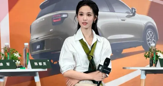 陈都灵小腿好亮好光滑，不过高跟鞋真大