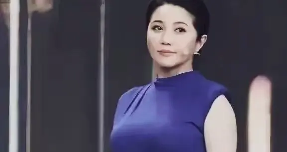 颜丙燕隐藏太深！魔鬼身材从不炫耀，这才是娱乐圈真女王