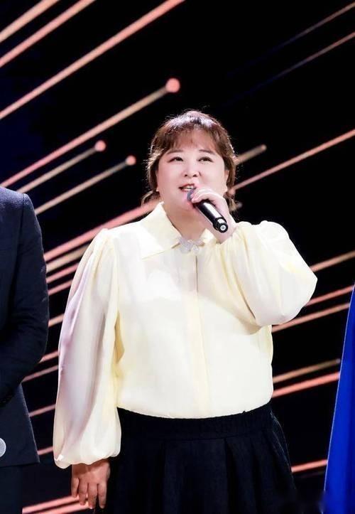 贾玲私人行程图曝光，她把自己裹得很严实，网友质疑其身材复胖了