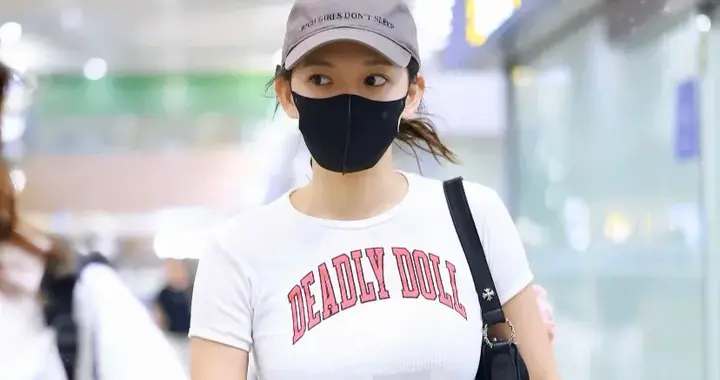 程潇露腰短T牛仔撕裂裙长靴一穿甜度归零酷感拉满大眼睛好可爱