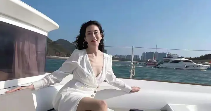 47岁的温峥嵘保养的真好，少女感十足