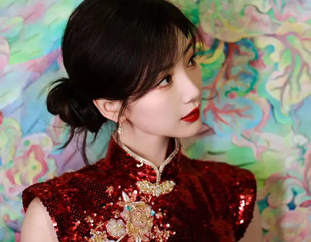 毛晓彤春晚look，精致娃娃脸，又甜又美，让人印象深刻