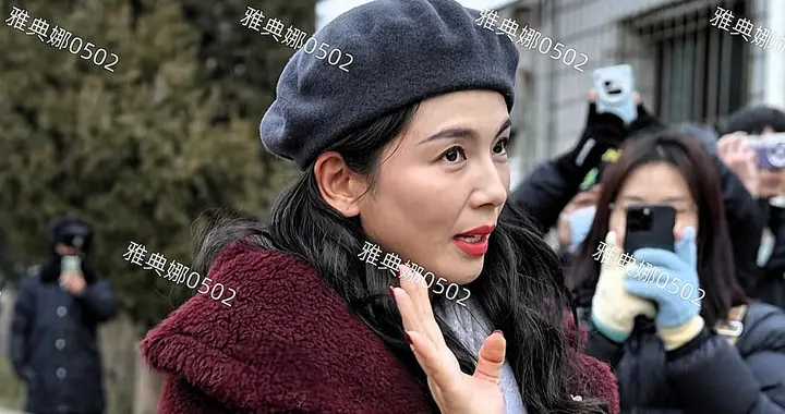 电视台门口蹲到参加春晚彩排的刘涛，本人打扮时尚但皮肤黑不年轻