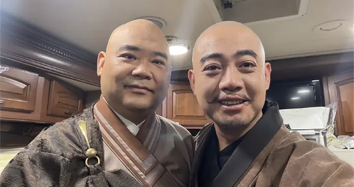 德云社三哥孔云龙发文，晒与师叔侯震合影，两个光头，喜感特别足