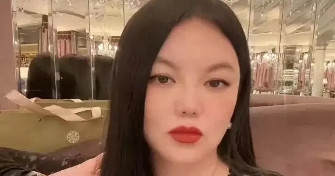 李湘回长沙娘家像酒店大堂，网友全盯着她身后那个楼梯看傻眼。