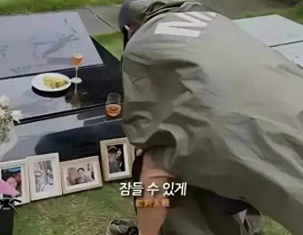 光头给女明星“守墓”都快走火入魔，下大雨穿雨衣还在，不活了？