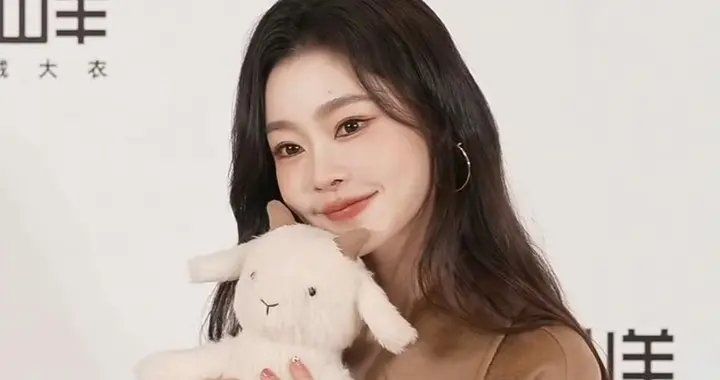 宋轶今天南京线下活动，驼色大衣加波浪卷，好漂亮状态超级好呀！