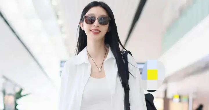 张俪不愧是穿搭高手！白衬衫+背心+卡其长裤，简约又时髦！