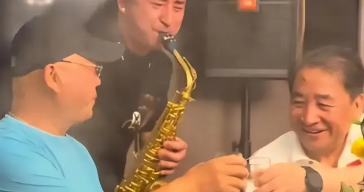 姜昆美国过圣诞仅1天，恶心的一幕出现，郭德纲那番话半点没错