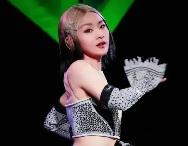 网友:这竟然是周笔畅诶，这一身打扮女神范十足，好有女团范。 ???