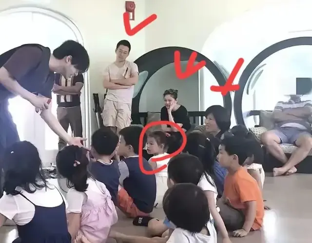 原来汪小菲大s也曾一起陪孩子上学，那时玥儿好幸福，大s眼神有爱