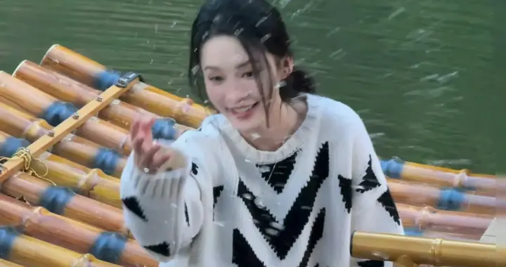 李沁光脚丫好粉嫩，水灵