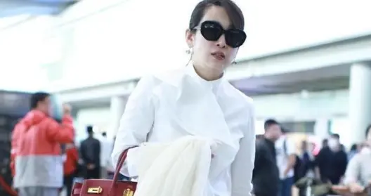 秦海璐真是中年女人的穿搭标杆！穿白衬衫配阔腿裤，高级气质满分