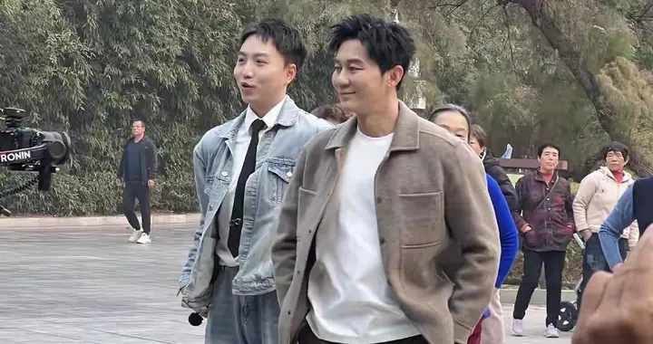 46岁李晨太接地气，公园遛弯被大妈围观，无架子互动画面笑翻网友