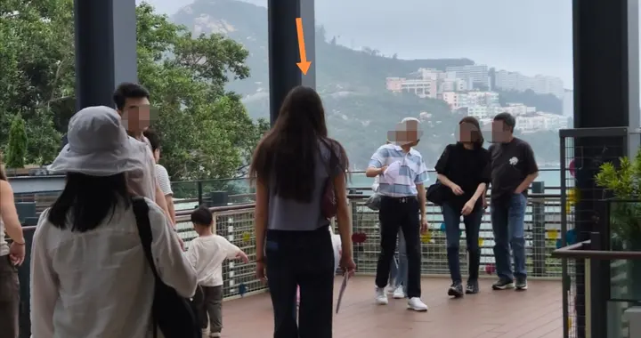 香港偶遇邓文迪小女儿，手长脚长高高瘦瘦，看打扮一点也不高调