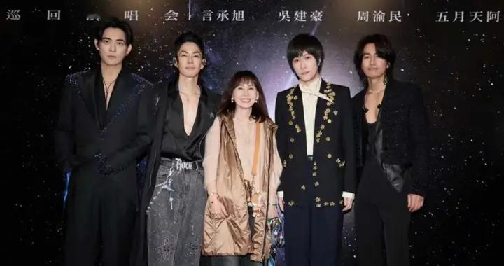 吴建豪妈妈晒与言承旭周渝民阿信合照，70岁看着好年轻，又漂亮