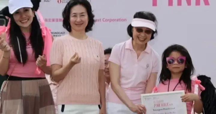 何超盈和姐姐何超琼做慈善，6岁女儿荷包蛋站C位，气场像姥姥四太