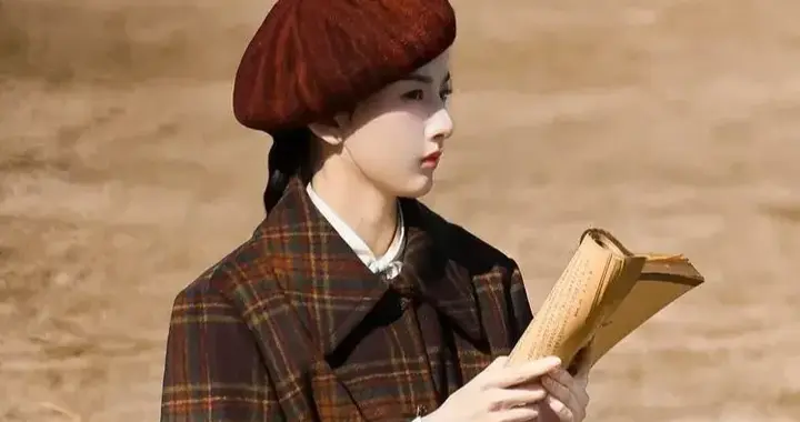 宋祖儿这次新造型真洋气！穿红格大衣+打底袜+贝雷帽，高级又洋气