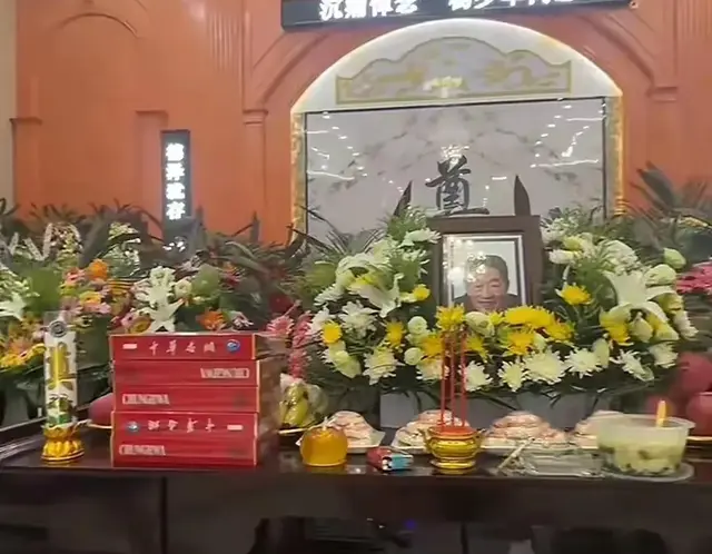 杨少华灵堂照太奢华！花篮遍布大厅，10条华子做贡品，郭德纲悼念