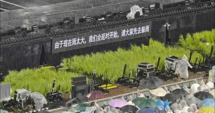 暴雨夜演唱会突然停了，薛之谦说这场不算钱，观众愣住了