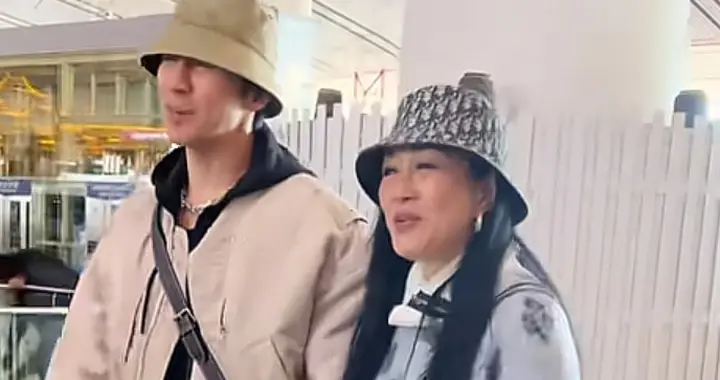 55岁钟丽缇和43岁张伦硕现身机场！钟丽缇素颜好苍老，俩人像母子