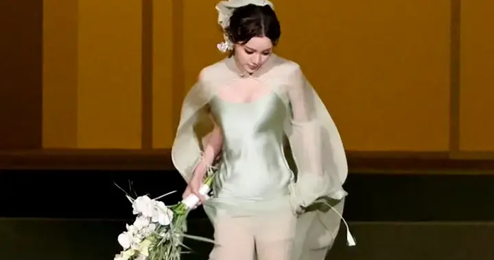 欧阳娜娜 光脚走红毯