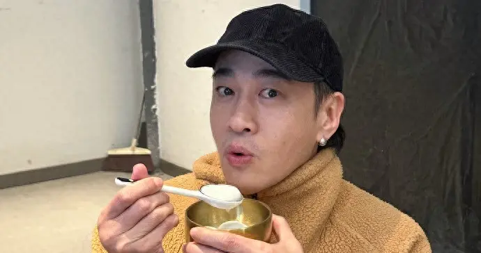 何润东透露出道时体重仅132斤，“我很瘦很瘦，不想在合作时输给韩国和好...