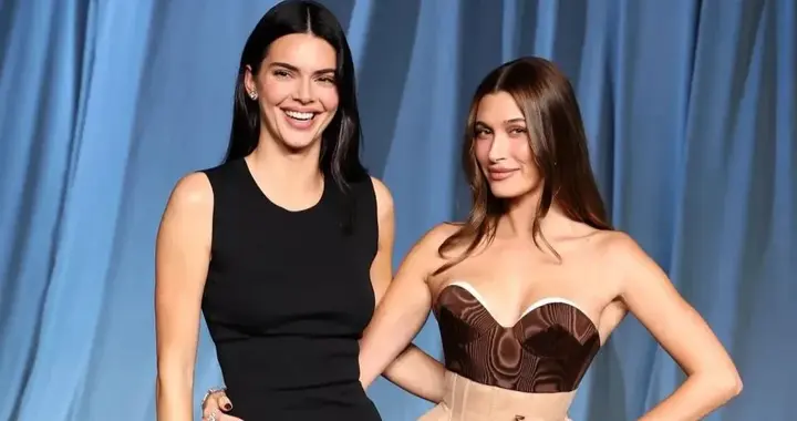 肯豆海莉同框，两人一人穿黑裙一人穿棕裙，海莉生娃后小腹平坦