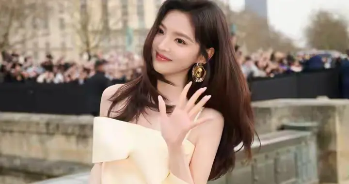 章若楠巴黎时装周黄裙一穿，美丽动人，娇俏感直接焊身上