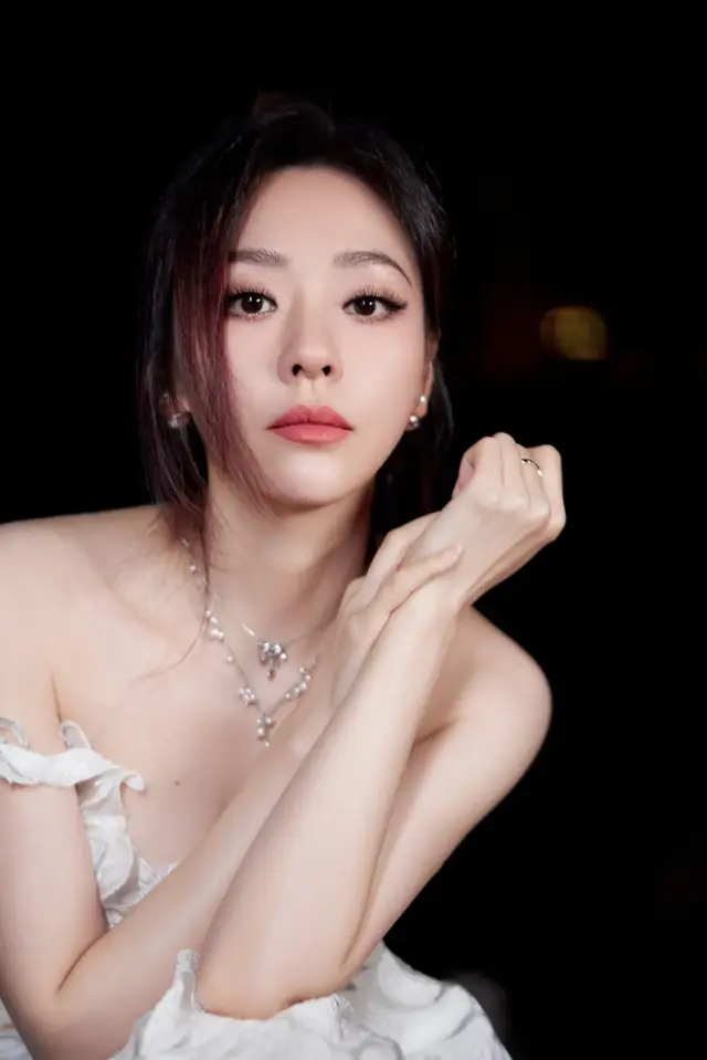 张靓颖，身着一袭白色长裙，宛如月光下绽放的百合