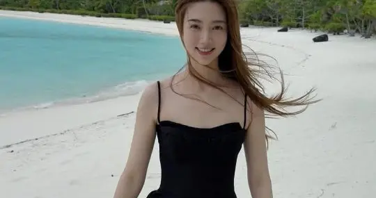 主持人张纯烨国外游玩美照，真舒服