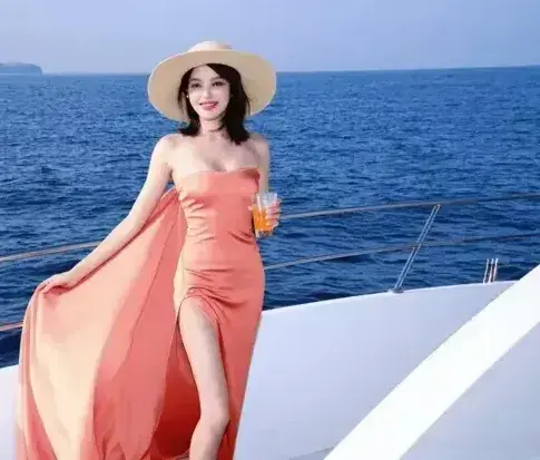 辛芷蕾海上时尚大片：从配角到焦点的魅力绽放