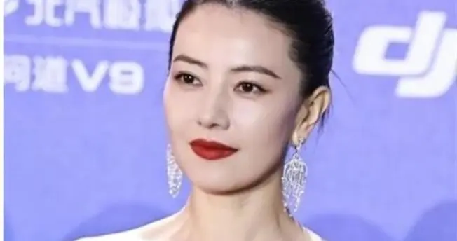 高圆圆北影节红毯：温柔气场，杀疯了！