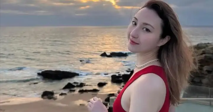 赌王女儿何超云心情没受影响晒国外旅游照，肤白貌美身材太好了