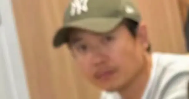 43岁高云翔罕露面！陪女儿小酒窝逛街，胡子拉碴憔悴又沧桑像路人