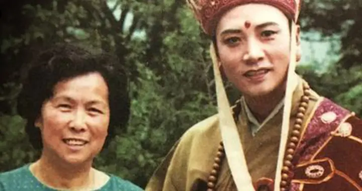 83岁王崇秋手捧鲜花扫墓！妻子杨洁去逝9年，病重时曾求助迟重瑞