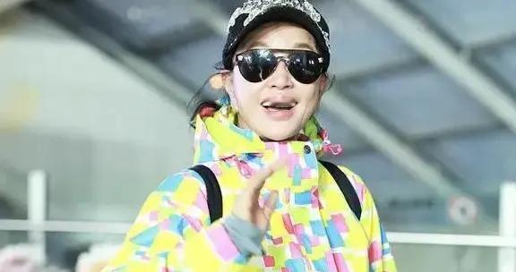 71岁刘晓庆一点也不服老！穿撞色羽绒服+黑裤子，时髦洋气又减龄