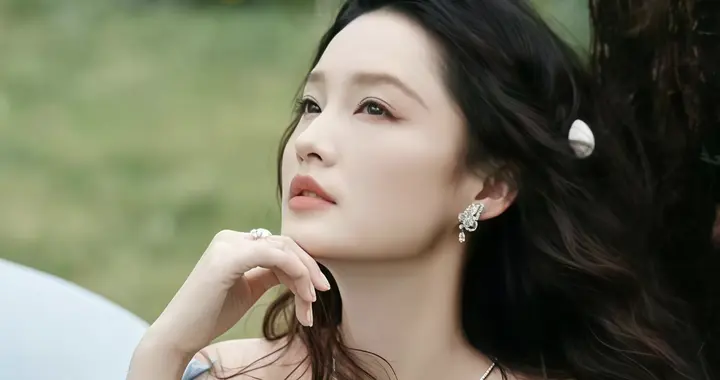 李沁，气质女明星，好耀眼啊！