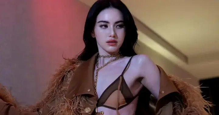 泰星Mai 10年前因为是混血但英语讲的不好，被网友议论，很受打击