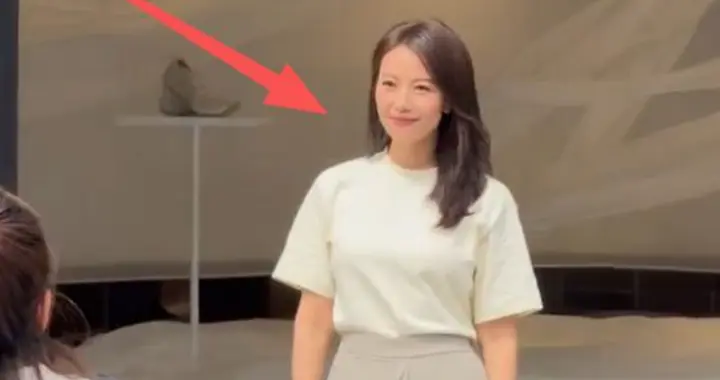 高圆圆成都逛街美上热搜！穿百元白T却显贵气，网友：25岁我都信