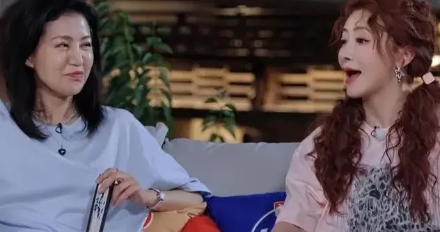 当鲍蕾和50岁陈紫函同框，才知道生育对女人的差别，全写在了脸上